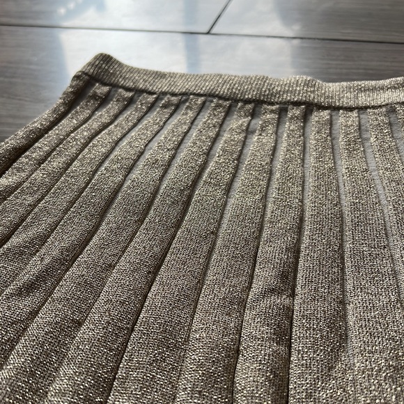 Like new 💖 Aritzia Wilfred XXS/XS Accordion Pleated Tinsel Knit Gold Midi Skirt - Picture 2 of 8